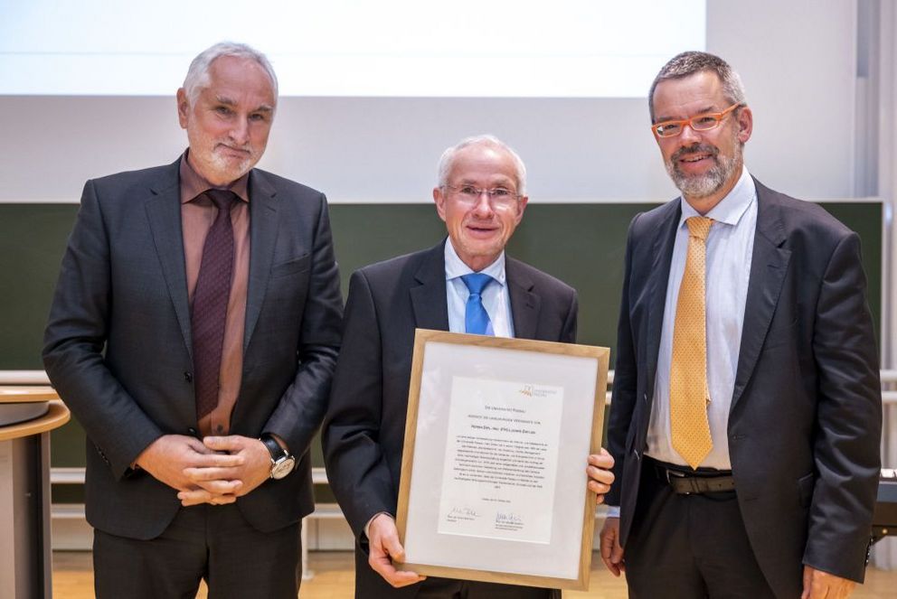 Ludwig Zistler (Mitte) wird für sein Lebenswerk geehrt. Links: Präsident Prof. Ulrich Bartosch, rechts: Prof. Werner Gamerith. 