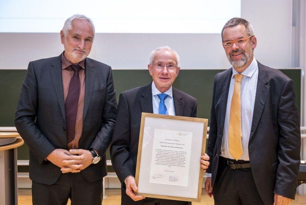 Überreichung der Ehrenurkunde für sein Lebenswerk und seine herausragenden Bemühungen um eine klimaneutrale Energietechnik an der Universität Passau durch den Präsidenten der Universität Passau, Herrn Prof. Dr. Ulrich Bartosch, und Herrn Prof. Dr. Werner Gamerith an Dipl.-Ing. (FH) Ludwig Zistler im Rahmen des „Tages der Nachhaltigkeit 2022“ am 20. Oktober 2022