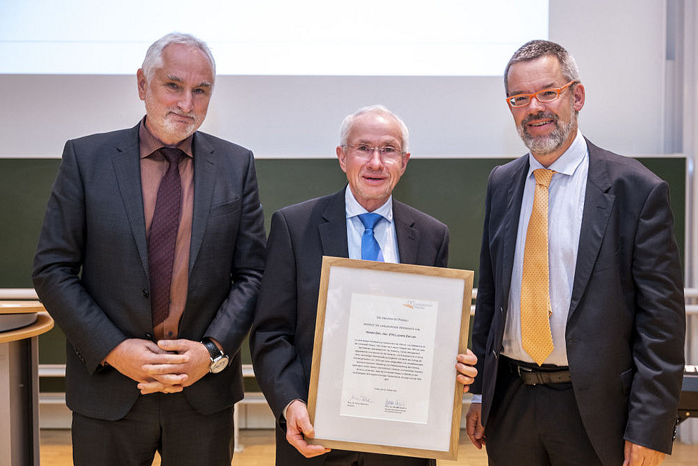Ludwig Zistler, ehemaliger Leiter der Betriebstechnik der Universität Passau, erhält eine Ehrung für sein Lebenswerk