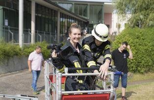 Die Drehleiter war nicht nur für Filmaufnahmen heiß begehrt - auf ihr entschied sich in 20 Metern Höhe auch der Egg Drop Contest.