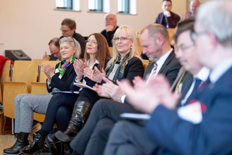 Prof. Dr. Carola Jungwirth, Prof. Dr. Barbara Zehnpfennig und Prof. Dr. Susanne Schroeter sowie Kooperationspartner Prof. Dr. Bernhard Kempen (DHV), Dr. Harald von Kalm (DFG) und Prof. Dr. Max-Emanuel Geis (FAU Erlangen-Nürnberg)