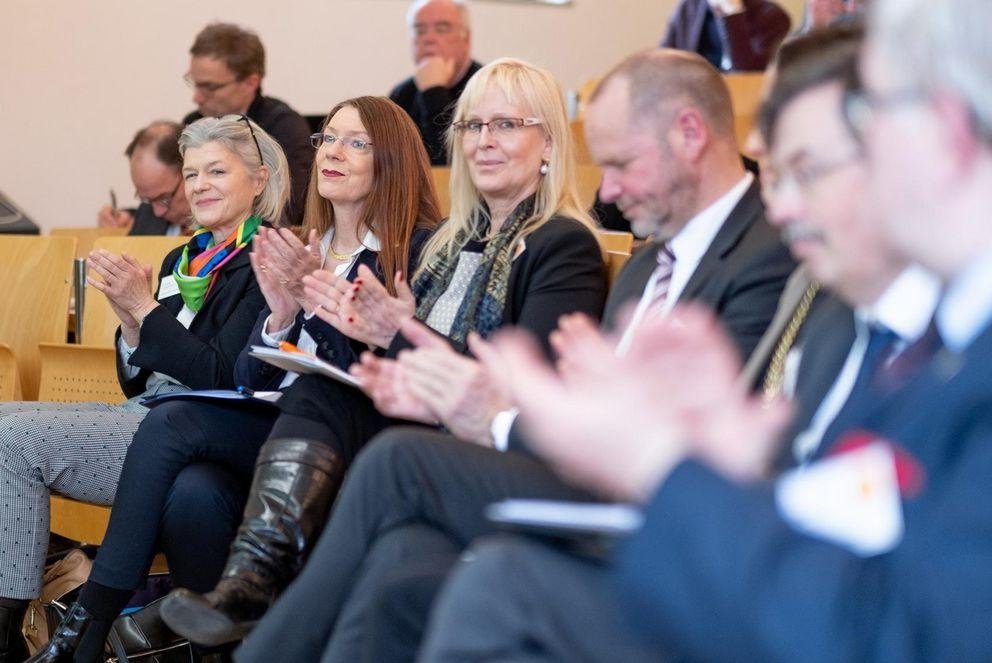 Prof. Dr. Carola Jungwirth, Prof. Dr. Barbara Zehnpfennig und Prof. Dr. Susanne Schroeter sowie Kooperationspartner Prof. Dr. Bernhard Kempen (DHV), Dr. Harald von Kalm (DFG) und Prof. Dr. Max-Emanuel Geis (FAU Erlangen-Nürnberg)