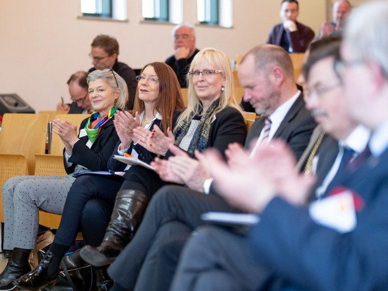 Prof. Dr. Carola Jungwirth, Prof. Dr. Barbara Zehnpfennig und Prof. Dr. Susanne Schroeter sowie Kooperationspartner Prof. Dr. Bernhard Kempen (DHV), Dr. Harald von Kalm (DFG) und Prof. Dr. Max-Emanuel Geis (FAU Erlangen-N&uuml;rnberg)
