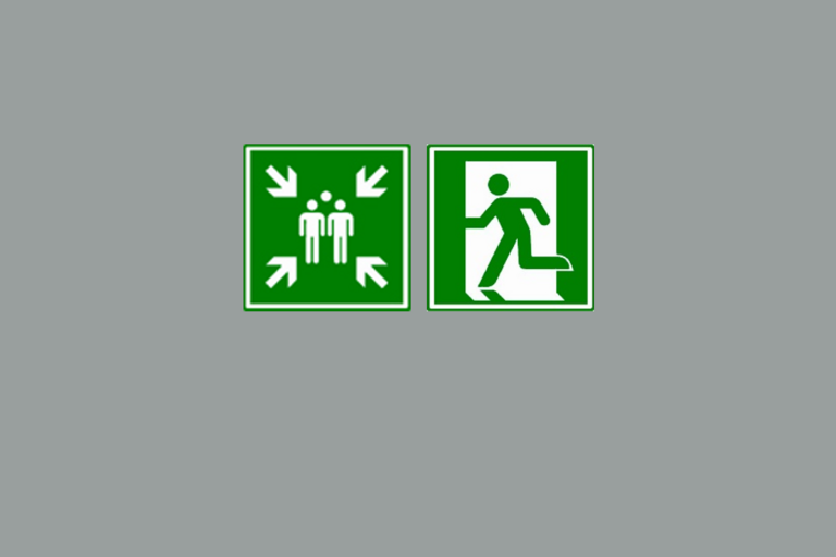 Schild Sammelstelle und Fluchtweg