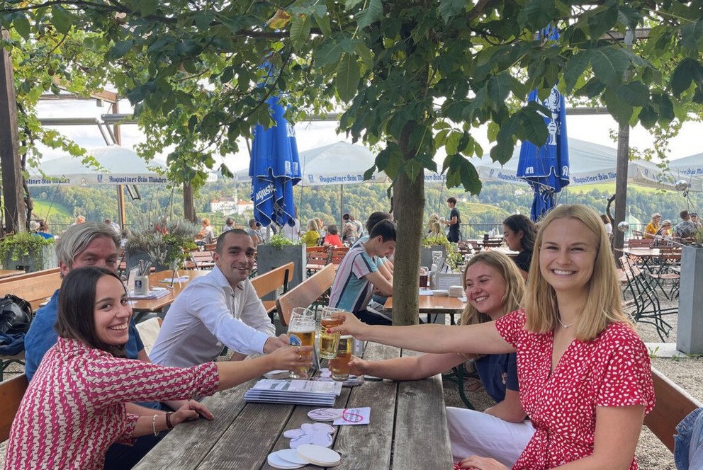 Philosophieren im Biergarten im Sommersemester 2025; Foto: Universit&auml;t Passau