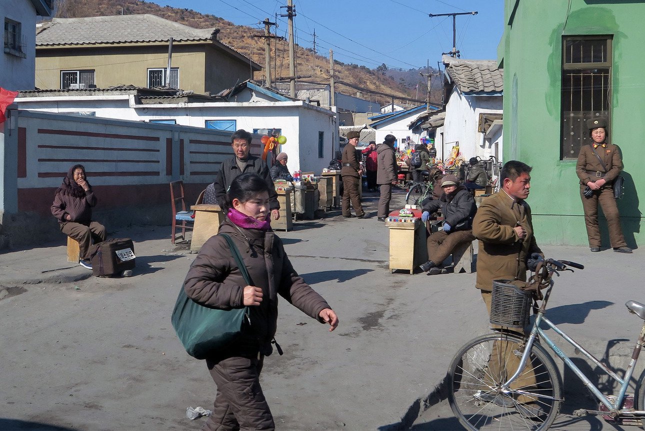 Personen die auf der Stra&szlig;e in Nordkorea laufen