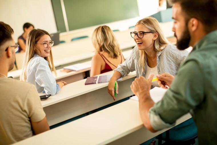 Studierende reden im Hörsaal