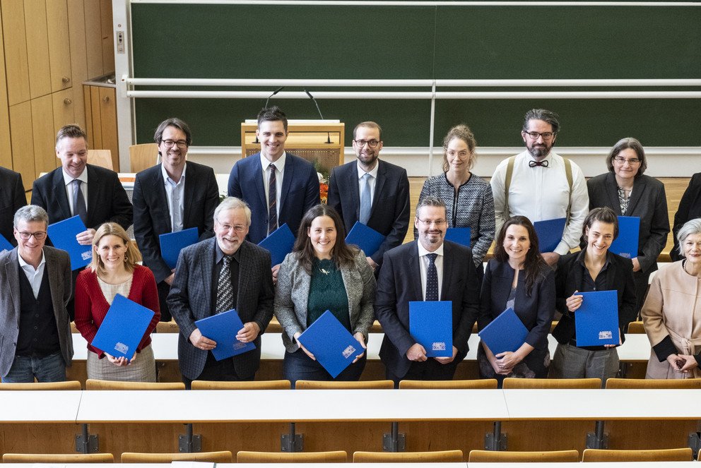 Die Preisträgerinnen und Preisträger mit Staatsminister Bernd Sibler und Universitätspräsidentin Prof. Dr. Carola Jungwirth.
