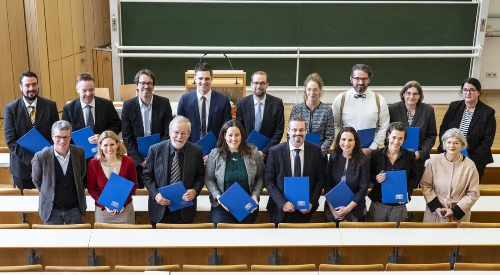 Die Preisträgerinnen und Preisträger mit Staatsminister Bernd Sibler und Universitätspräsidentin Prof. Dr. Carola Jungwirth.