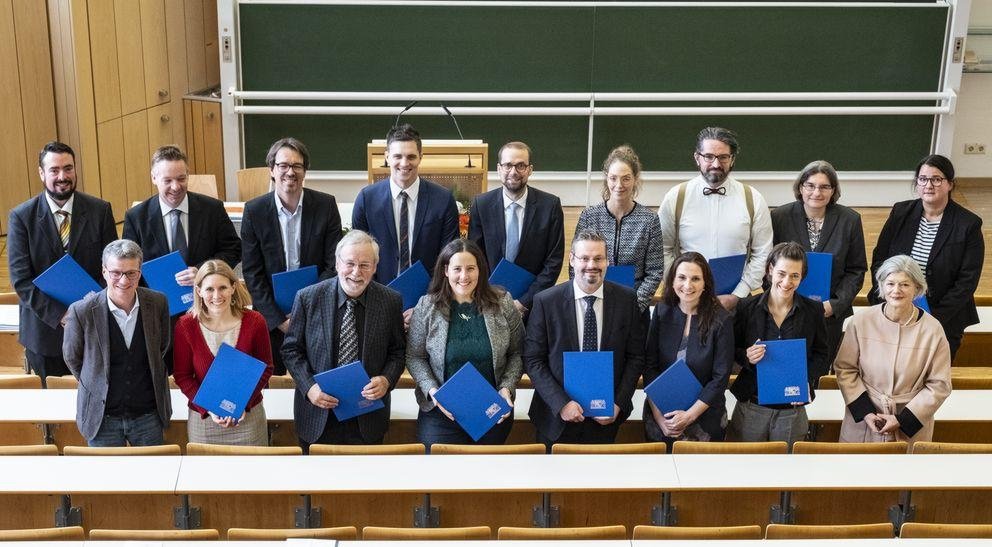 Die Preisträgerinnen und Preisträger mit Staatsminister Bernd Sibler und Universitätspräsidentin Prof. Dr. Carola Jungwirth.