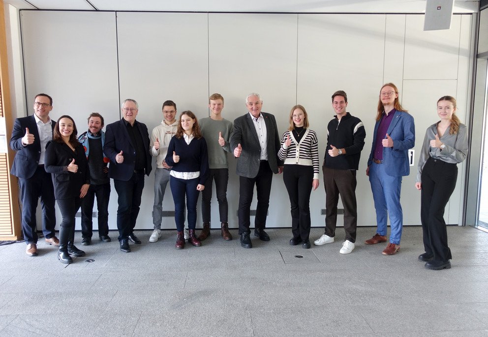 Rektor Prof. Dr. Michael Hoch (4. von links), Präsident Prof. Dr. Ulrich Bartosch (Mitte), Vizepräsident für Forschung Prof. Dr. Jan Schumann (links) mit Stipendiatinnen und Stipendiaten der Studienstiftung des deutschen Volkes; Foto: Universität Passau