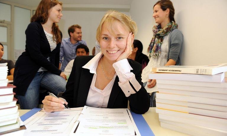 Studentin mit Büchern