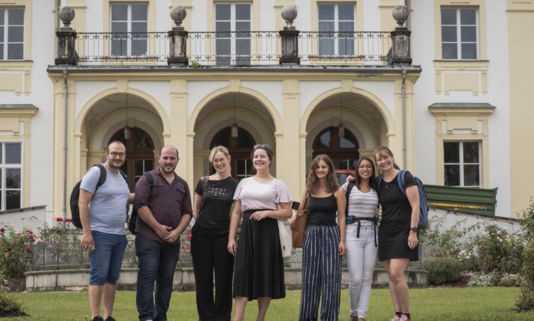 Studierende vor Gebäude