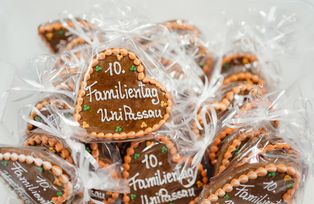 Lebkuchenherzen beschriftet mit 10. Familientag Uni Passau