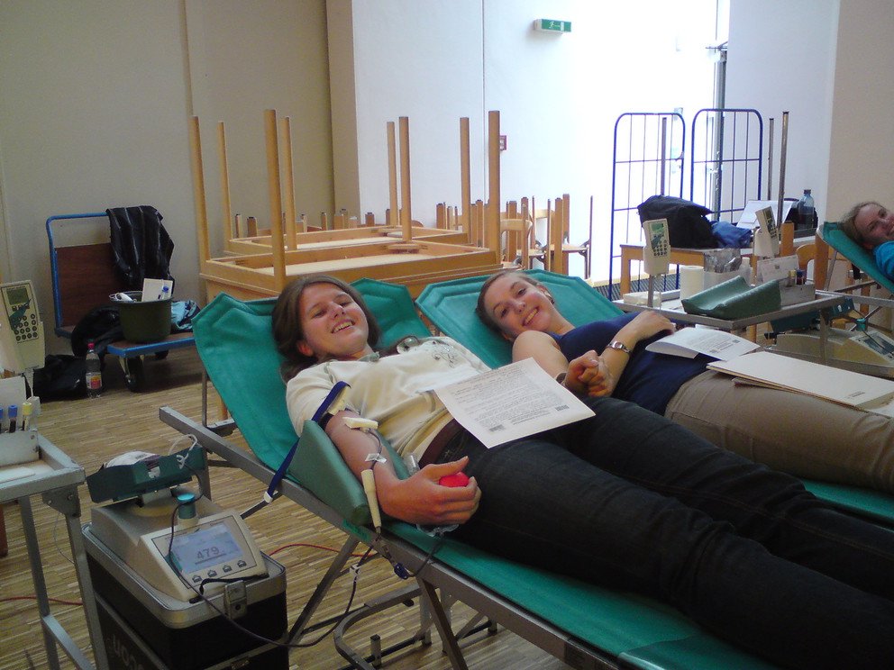 Ungew&ouml;hnliches Bild in der Universit&auml;tsmensa: Wo normalerweise gegessen wird, sind Liegen aufgebaut.