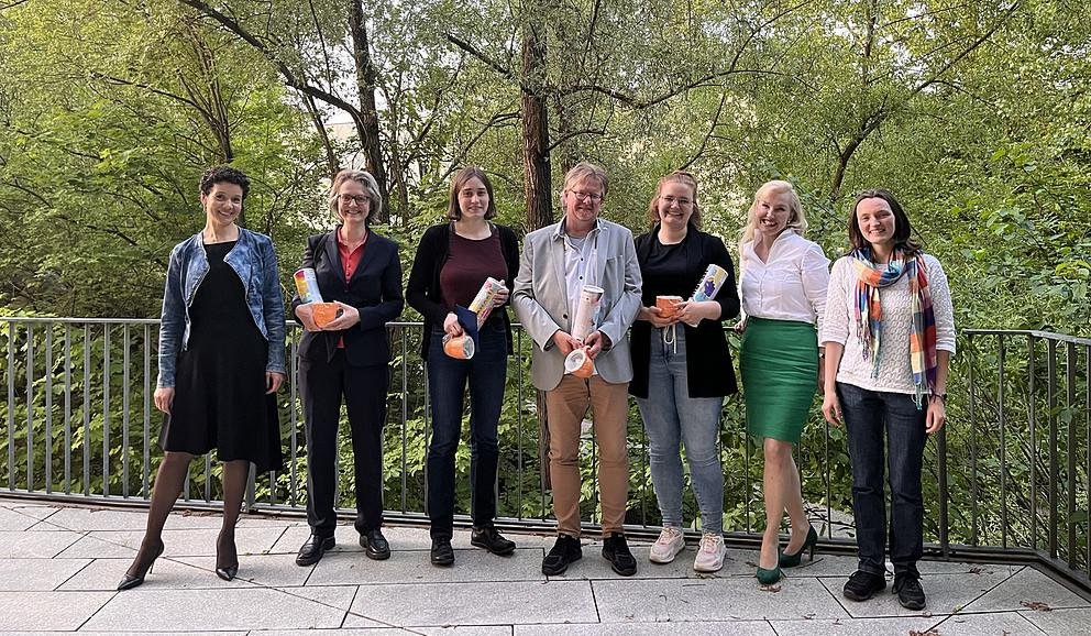 Participants in the science slam in front of the International House