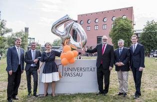 Von links nach rechts: Bezirkstagspräsident Dr. Olaf Heinrich, Bayerischer Staatsminister Bernd Sibler, Präsidentin Prof. Dr. Carola Jungwirth, Oberbürgermeister Jürgen Dupper, Kanzler Dr. Achim Dilling, Regierungspräsident Rainer Haselbeck