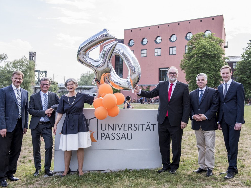 Von links nach rechts: Bezirkstagspräsident Dr. Olaf Heinrich, Bayerischer Staatsminister Bernd Sibler, Präsidentin Prof. Dr. Carola Jungwirth, Oberbürgermeister Jürgen Dupper, Kanzler Dr. Achim Dilling, Regierungspräsident Rainer Haselbeck