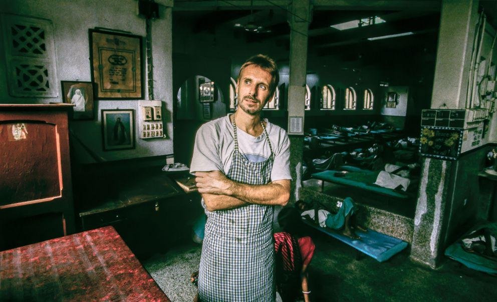 "I komm gleich zu Dir": Andy Wimmer arbeitet als freiwilliger Helfer im Sterbehaus des Ordens von Mutter Teresa in Kalkutta. Foto: Jörg Briese