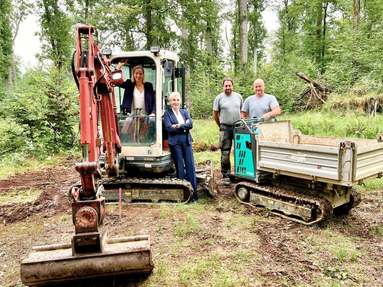 Baubeginn am Tipi-Platz: (von links nach rechts) Marie-Helene Wünsch (stellvertretende Leiterin der Stabsstelle Diversity und Gleichstellung und Projektleiterin des Waldkindergartens der Universität Passau), Prof. Dr. Christina Hansen (Vizepräsidentin für Internationales und Diversity und Projektverantwortliche der Universität Passau), Thomas Bielmeier (Inhaber der Bielmeier Bau GmbH & Co. KG) und Daniel Nicolaus (Mitarbeiter der Bielmeier Bau GmbH & Co. KG), Foto: Universität Passau 