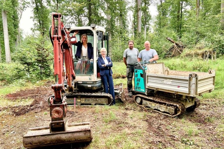 Baubeginn am Tipi-Platz: (von links nach rechts) Marie-Helene Wünsch (stellvertretende Leiterin der Stabsstelle Diversity und Gleichstellung und Projektleiterin des Waldkindergartens der Universität Passau), Prof. Dr. Christina Hansen (Vizepräsidentin für Internationales und Diversity und Projektverantwortliche der Universität Passau), Thomas Bielmeier (Inhaber der Bielmeier Bau GmbH & Co. KG) und Daniel Nicolaus (Mitarbeiter der Bielmeier Bau GmbH & Co. KG), Foto: Universität Passau 