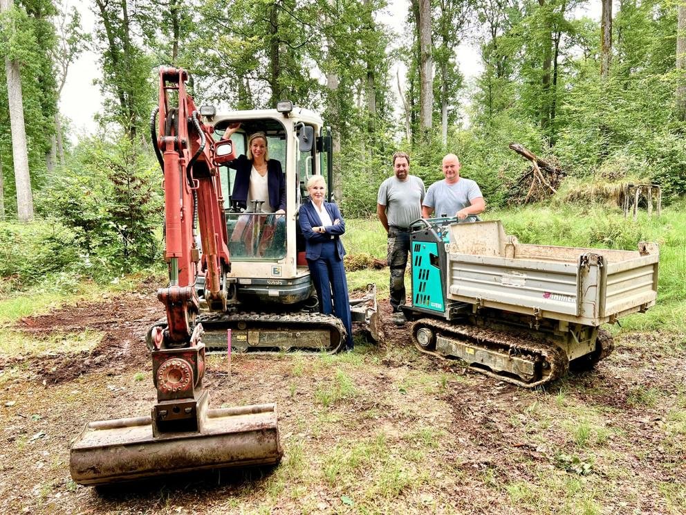 Baubeginn am Tipi-Platz: (von links nach rechts) Marie-Helene Wünsch (stellvertretende Leiterin der Stabsstelle Diversity und Gleichstellung und Projektleiterin des Waldkindergartens der Universität Passau), Prof. Dr. Christina Hansen (Vizepräsidentin für Internationales und Diversity und Projektverantwortliche der Universität Passau), Thomas Bielmeier (Inhaber der Bielmeier Bau GmbH & Co. KG) und Daniel Nicolaus (Mitarbeiter der Bielmeier Bau GmbH & Co. KG), Foto: Universität Passau 