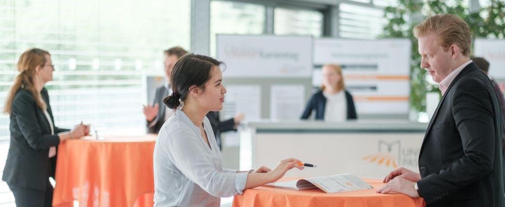 Studierende und Unternehmen im Gespräch an der Uni