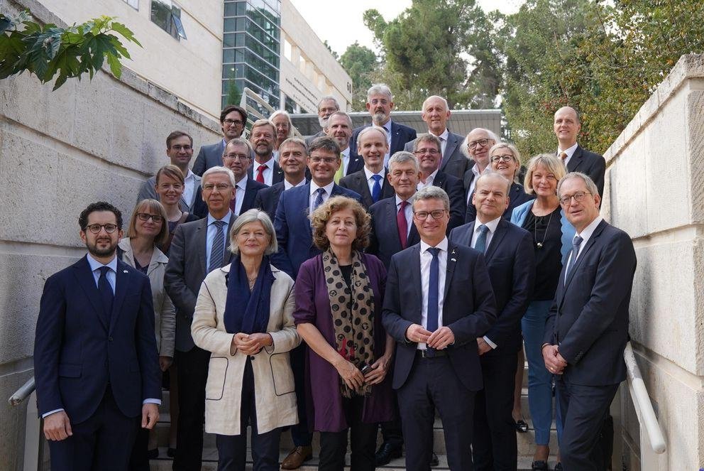 Wissenschaftsminister Bernd Sibler mit den 19 Hochschulvertreterinnen und -vertretern aus ganz Bayern, darunter auch Universitätspräsidentin Prof. Dr. Carola Jungwirth