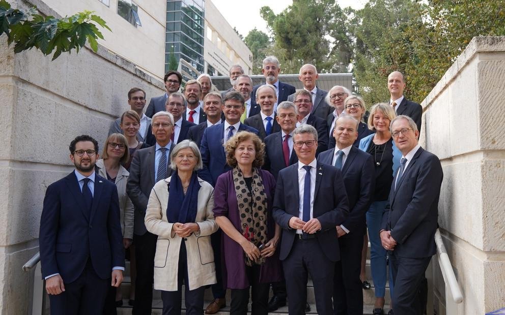 Wissenschaftsminister Bernd Sibler mit den 19 Hochschulvertreterinnen und -vertretern aus ganz Bayern, darunter auch Universitätspräsidentin Prof. Dr. Carola Jungwirth