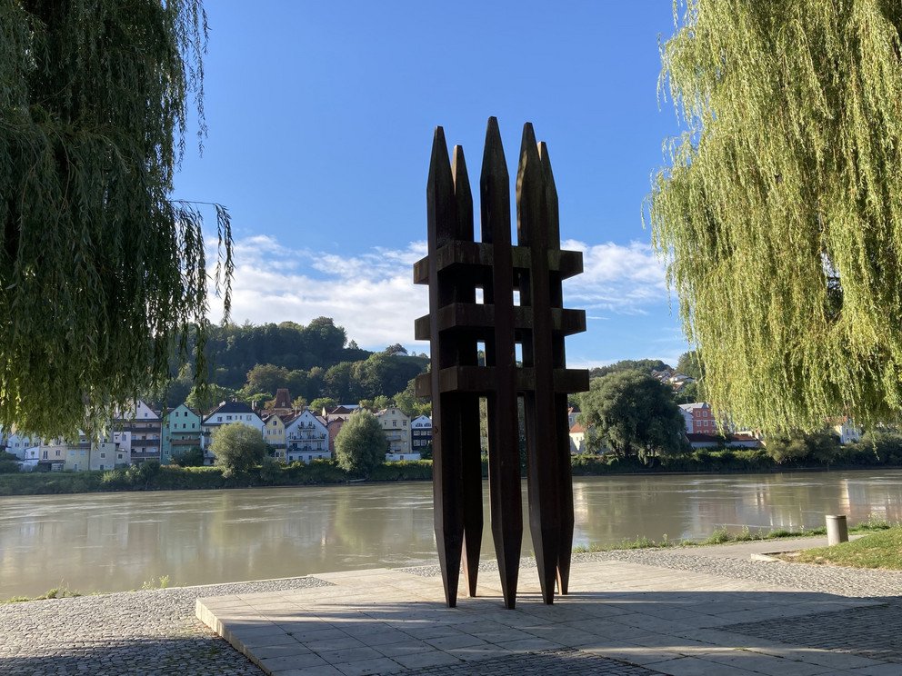 Ansicht der Skulptur mit Blickrichtung Inn