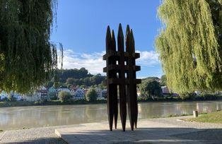 Ansicht der Skulptur mit Blickrichtung Inn