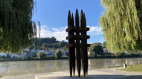 [Translate to Tschechisch:] Ansicht der Skulptur mit Blickrichtung Inn