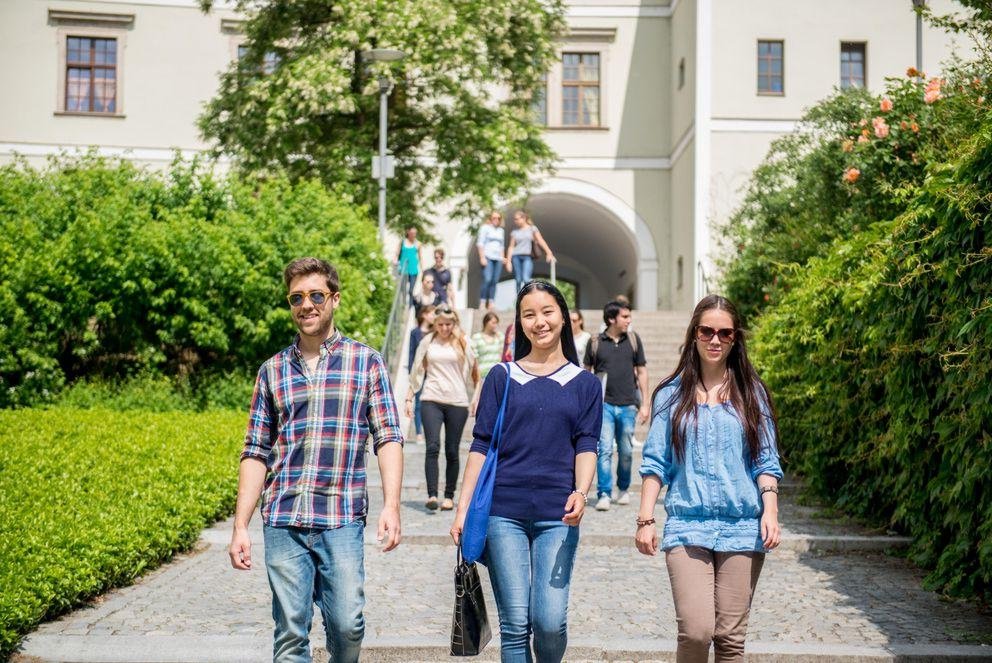 Studierende vor dem Nikolakloster