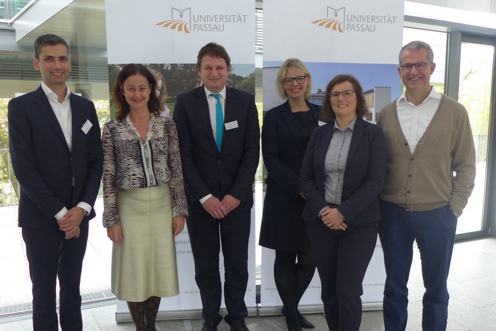 Das Foto zeigt Prof. Dr. Rodrigo Isidor (Lehrstuhl f&uuml;r Internationales Management, von links), Vizepr&auml;sidentin Prof. Dr. Ursula Reutner, Dr. Alexander Wisspeintner (Micro-Epsilon), Dr. Anne Kr&auml;mer (msg systems ag), Projektleiterin Luise Haack und Dr. Fritz Audebert (ICU.net AG). Foto: Universit&auml;t Passau