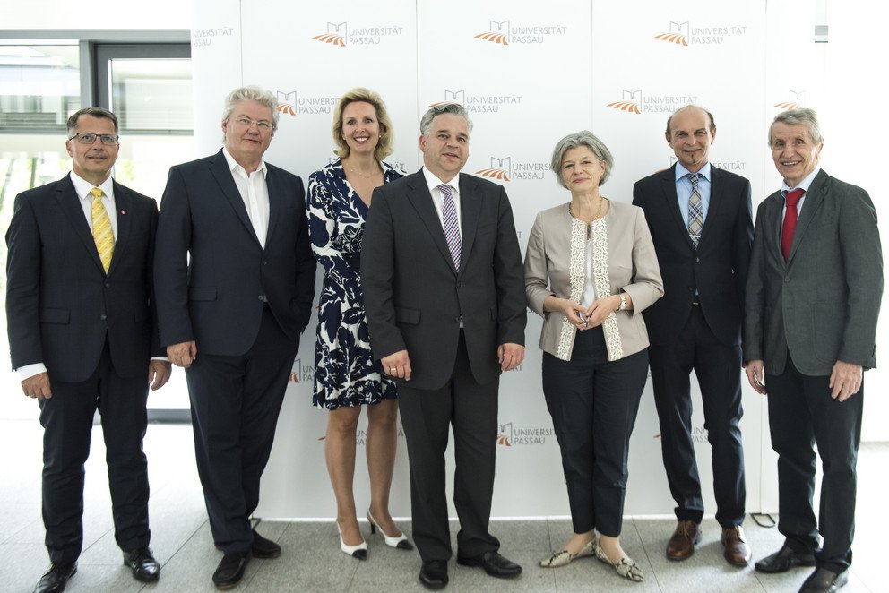 Christoph Helmschrott, Prof. Sigmund Gottlieb, Simone Tucci-Diekmann, Dr. Achim Dilling, Prof. Dr. Carola Jungwirth, Thomas Werrlein, Prof. Dr. Walter Schweitzer (von links).