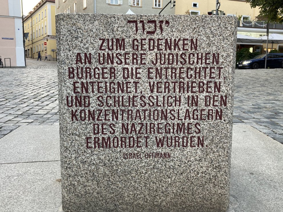 Nahaufnahme des Granitw&uuml;rfels mit Blickrichtung Stra&szlig;e