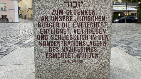 [Translate to Tschechisch:] Nahaufnahme des Granitwürfels mit Blickrichtung Straße