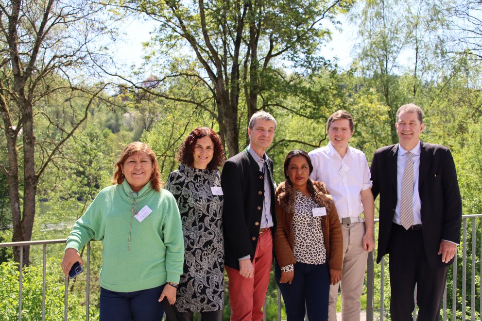 Die Podiumsteilnehmerinnen und Teilnehmer (v.l.): Miriam Torres López (Forum Solidaridad, Perú), Dr.  Claudia Paganini (Universität Innsbruck), Prof. Dr. Johann Graf Lambsdorff (Universität Passau), Celia  Fasabi Pizango (Huaynakana Kukama, Perú), Jan Doria (Universität Passau) und Prof. Dr. Jörg Fedtke  (Universität Passau); Foto: Universität Passau