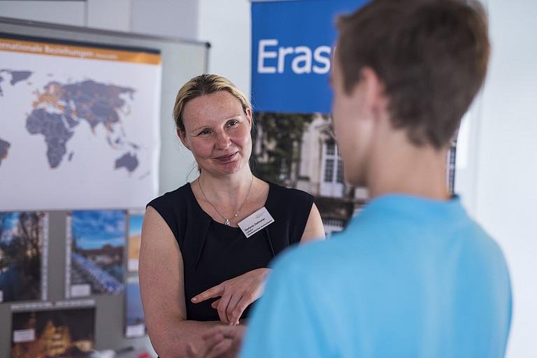 Dekoratives Bild der Kachel 'Studienshyaustausch'