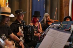 [Translate to Französisch:] Das Bild zeigt den Auftritt der Musikgruppe Sechs-Achtel.