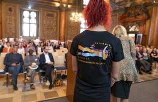 Das Bild zeigt die Tagungs-T-Shirts mit Logo.