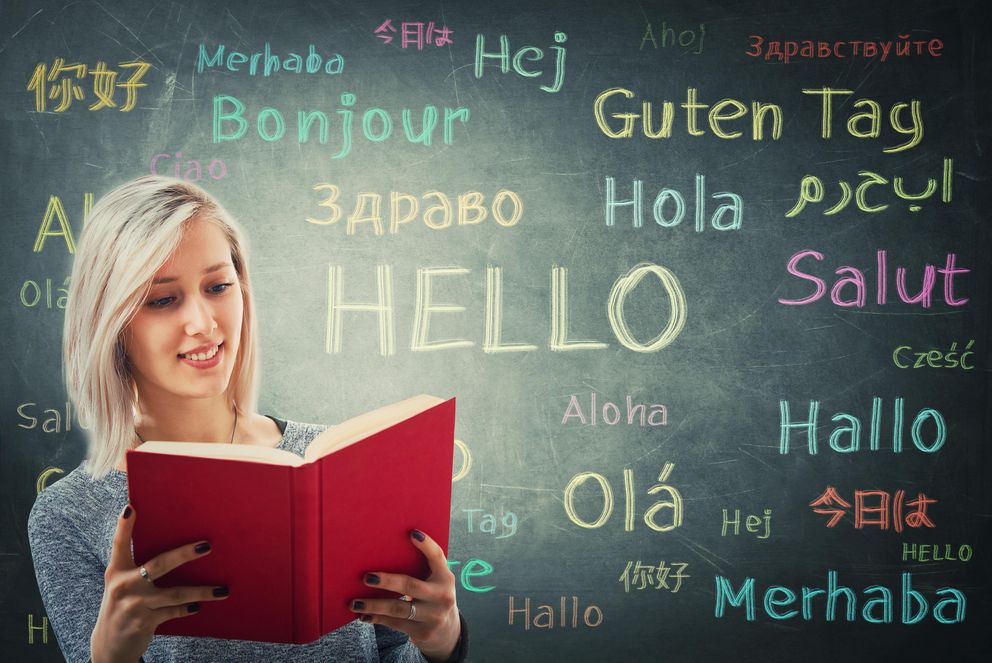 Frau vor Aufschrift Hallo in mehreren Sprachen