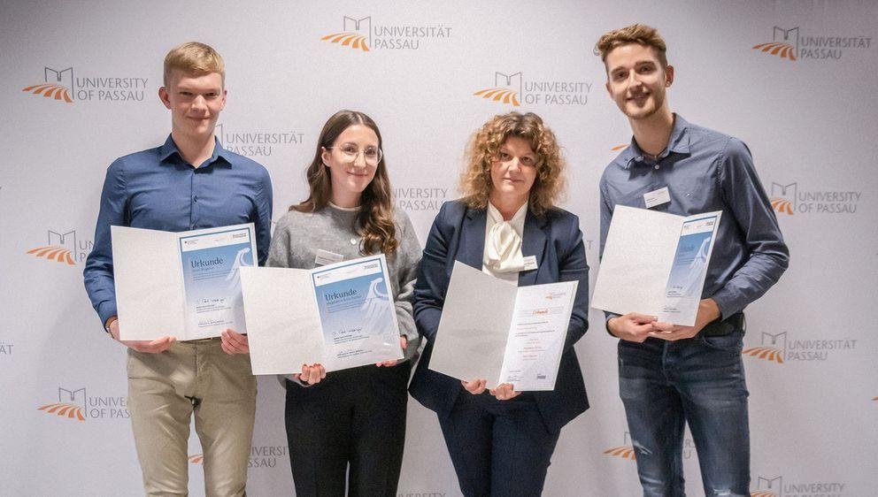 Gruppenfoto der Stipendiatinnen und Stipendiaten mit Frau Rösner-Maniak