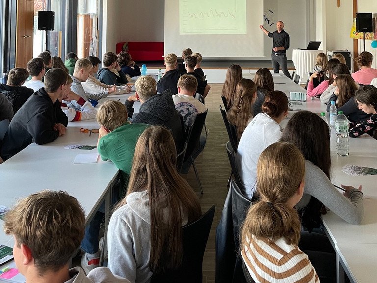 Prof. Dr. Stefan Bauernschuster am Maristengymnasium Fürstenzell. Foto: Universität Passau
