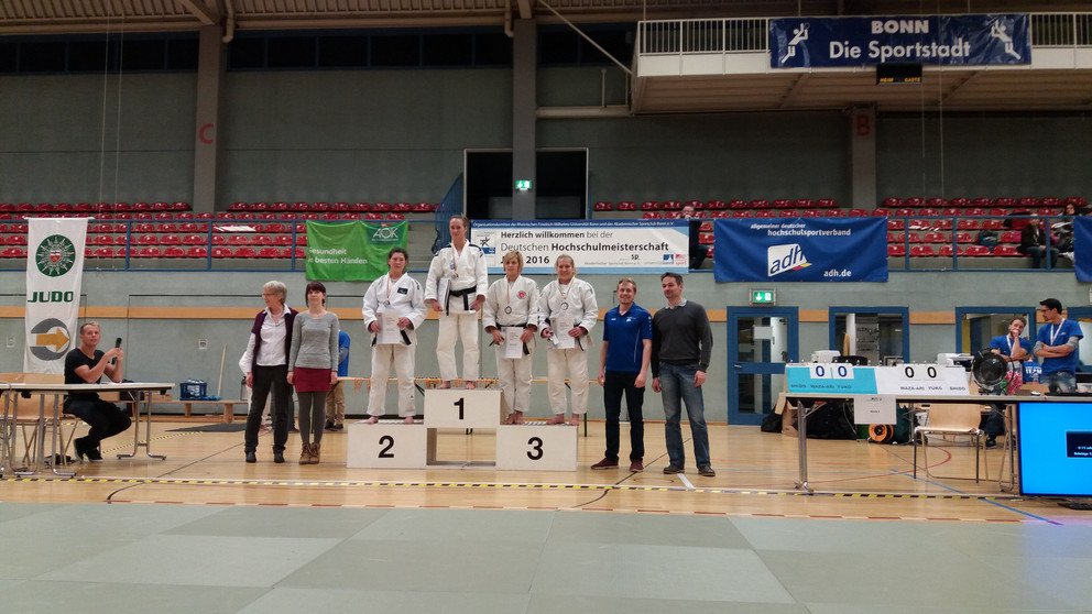 Die Passauer Studentin Eike Trost (r.) hat bei der Deutschen Hochschulmeisterschaft im Judo den 3. Platz erreicht. Foto: Alexander Bauhofer (TU M&uuml;nchen)