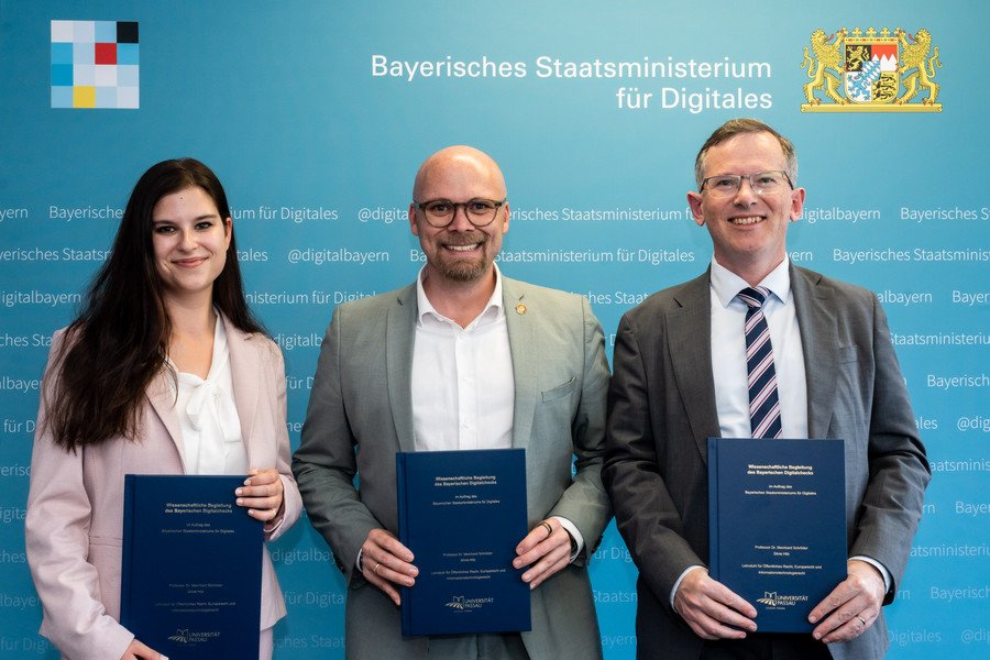 Prof. Dr. Meinhard Schr&ouml;der und Silvie Hilz von der Universit&auml;t Passau bei der &Uuml;bergabe des Gutachtens an Digitalminister Dr. Fabian Mehring (Mitte); Foto: Bayerisches Staatsministerium f&uuml;r Digitales