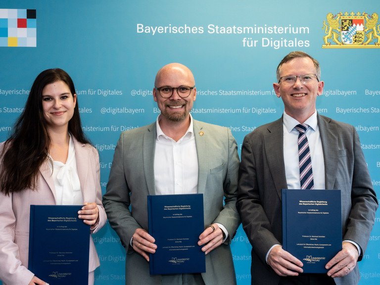 Prof. Dr. Meinhard Schr&ouml;der und Silvie Hilz von der Universit&auml;t Passau bei der &Uuml;bergabe des Gutachtens an Digitalminister Dr. Fabian Mehring (Mitte); Foto: Bayerisches Staatsministerium f&uuml;r Digitales