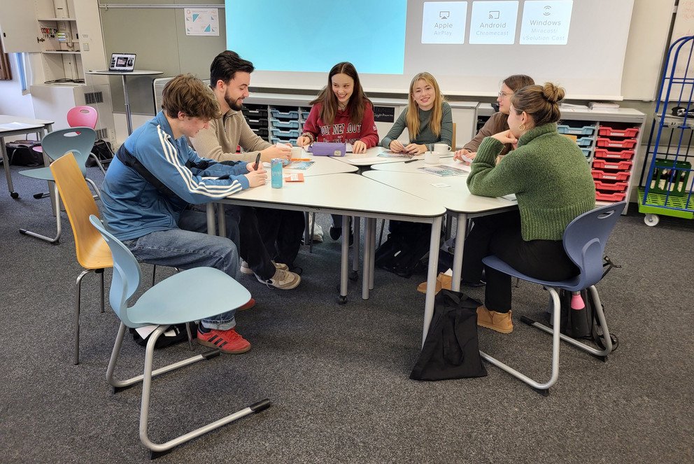 Eine der Schüler-Arbeitsgruppen – die Zwölftklässlerinnen und -klässler brachten tiefgehende und spannende Ideen in den Workshop ein, Foto: Universität Passau
