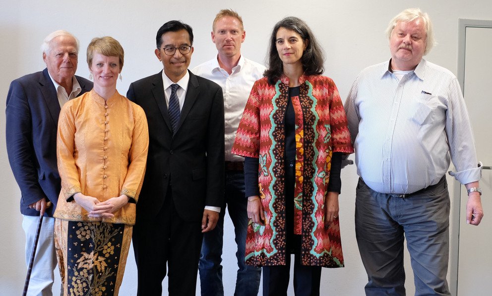 Consul General Soetikno was welcomed by (from right to left) Professors R&uuml;diger Korff, Martina Padmanabhan, Michael Grimm, Monika Arnez and Bernhard Dahm. Photo: University of Passau