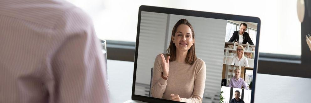 Studierender sitzt während Online-Meeting am Laptop